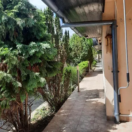Uwes Apartament *